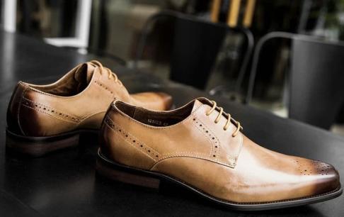 Tại sao trên giày nam thường có các lỗ nhỏ?