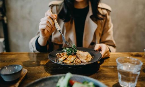 8 sai lầm ăn uống khiến bạn già nhanh một cách thầm lặng, nếu muốn sống lâu hơn, đừng vi phạm một trong số đó