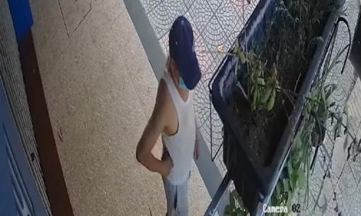 Đi tập thể dục buổi sáng, người đàn ông có hành động xấu xí trước cửa nhà dân