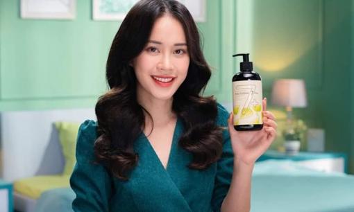 Thoát khỏi nỗi lo bay màu tóc nhuộm với dầu gội từ dược liệu