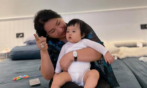 Cường Đô La lần đầu khoe ảnh mẹ ruột bên ái nữ, chỉ một chi tiết đã chứng minh hai nhà thông gia rất thân thiết 