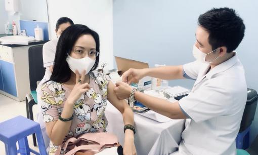 BTV Hoài Anh chia sẻ về việc đi tiêm vắc xin phòng Covid-19