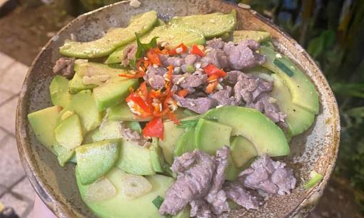 Bơ đừng chỉ để xay sinh tố, làm nguyên liệu xào chung với thịt bò cũng rất ngon 