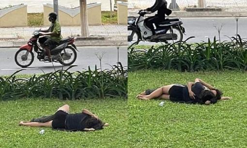 Cặp đôi thản nhiên diễn cảnh thân mật trên bãi cỏ giữa thanh thiên bạch nhật