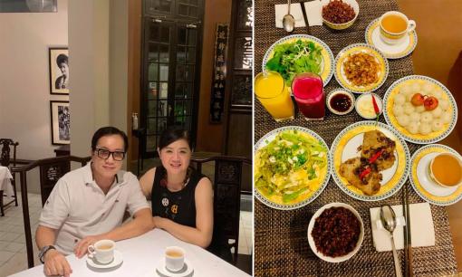 Cuộc sống bình yên, hạnh phúc giản dị của vợ chồng danh ca Elvis Phương vào mùa dịch