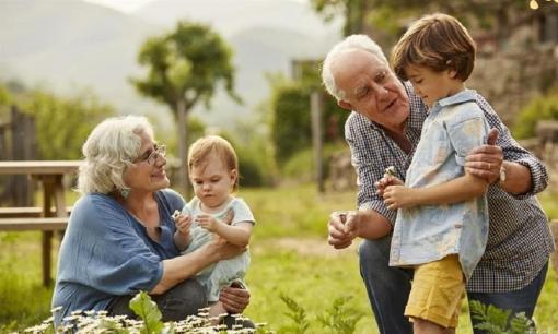 Ngoài cha mẹ, những người này cũng gần gũi và ảnh hưởng đến cuộc sống tương lai của trẻ, đừng coi thường vai trò của họ