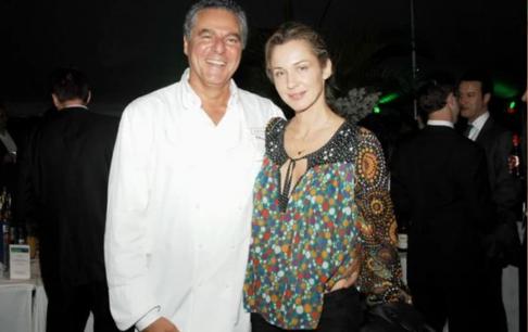 Nữ người mẫu 50 tuổi đem lòng yêu anh rể trong thời gian bị dịch, nay chị gái sinh đôi cũng muốn lấy em rể