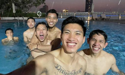 Bức ảnh dàn tuyển thủ quốc gia xả stress tại hồ bơi sau 2 chiến thắng liên tiếp ở vòng loại World Cup gây sốt