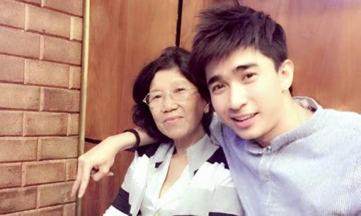Ca sĩ Chi Dân nước mắt rưng rưng vì nhớ mẹ đến đau lòng