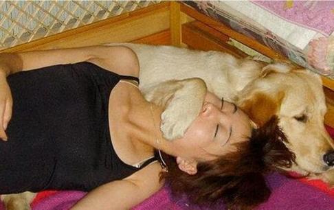 Người phụ nữ ôm chó ngủ và nửa đêm thấy không khỏe, sau khi đi khám khuôn mặt cô liền 'biến sắc', hoảng sợ