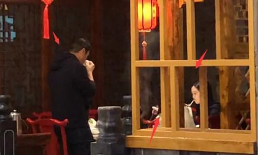 Lý Á Bằng đưa tình trẻ và con gái đi ăn nhà hàng sang trọng dù đang phải đối mặt với việc phá sản