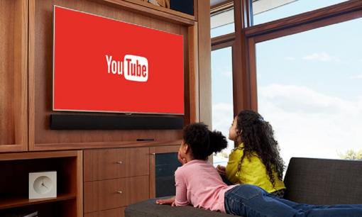 Nghỉ dịch, trẻ xem tivi nhiều! Khoảng cách xem tivi bao nhiêu là hợp lý, an toàn cho mắt, tránh bị cận thị?