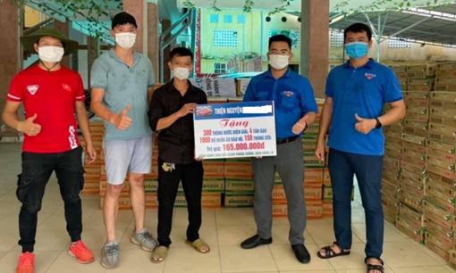 Anh Thiện Trần cùng nhóm thiện nguyện quyên góp ủng hộ tâm dịch Bắc Giang