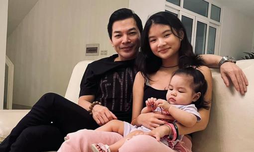 Trần Bảo Sơn lần đầu khoe ảnh hai con gái chung khung hình, nhìn qua đã tìm ngay được điểm giống nhau 