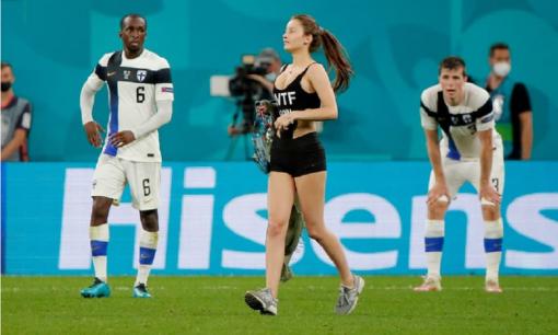 Bóng hồng gợi cảm lao xuống sân 'làm loạn' ở trận Phần Lan - Bỉ 