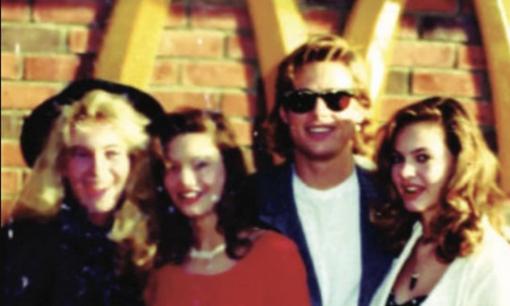 Tấm ảnh chưa từng thấy của Brad Pitt 21 tuổi chụp cùng hội bạn thân mỹ nữ gây sốt