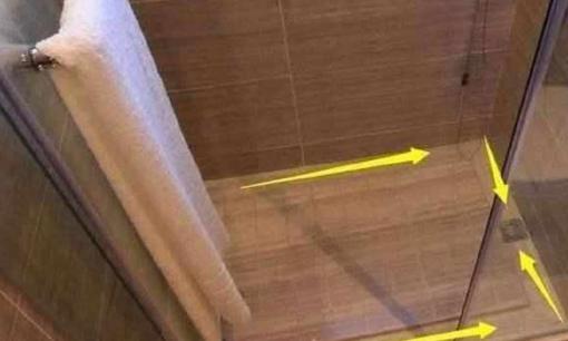 Đây là lần đầu tiên tôi thấy ai đó lắp đặt loại sàn này trong phòng tắm. Thật thông minh!