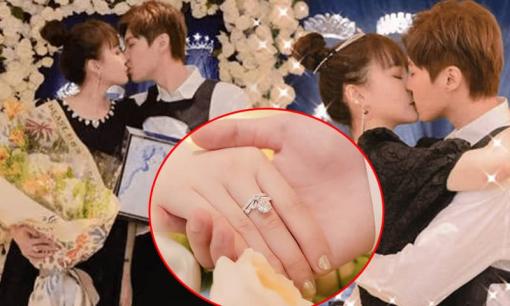 Màn cầu hôn hoành tráng của ái nữ nhà 'Vua hài' đình đám Cbiz, nhẫn cưới kim cương khủng 3,5 tỷ đồng
