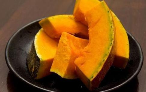 Bí đỏ không được ăn cùng những thứ này... ăn vào sẽ bị ngộ độc, chết người, nhớ báo cho gia đình biết