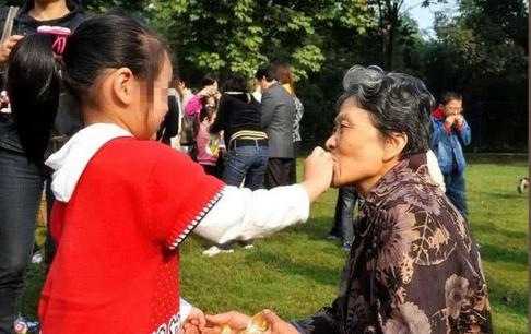 3 kiểu người già này rất thích hợp mang trẻ sơ sinh, càng mang nhiều trẻ càng thông minh, hãy xem gia đình mình đã đúng chưa nhé