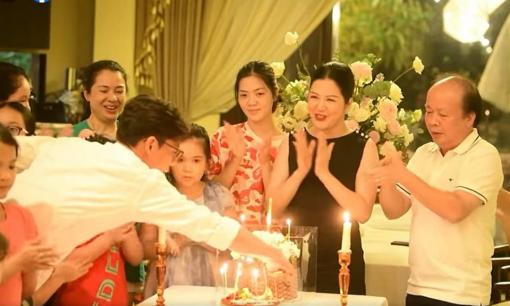 Ca sĩ Đinh Hiền Anh đón sinh nhật đầm ấm bên chồng con, bạn bè 