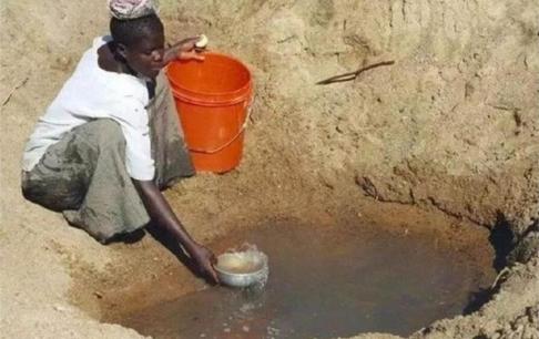 Tại sao người Châu Phi chết đói mà không làm ruộng, cũng không đào giếng để chết khát? Đây là lý do