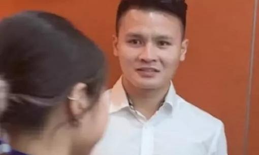 Quang Hải ngơ ngác, đứng hình khi fan girl xin chụp ảnh