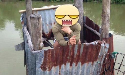 Về nhà người yêu, anh chàng được trải nghiệm đi vệ sinh ở 'cầu tõm' nhưng lại gặp sự cố dở khóc dở cười