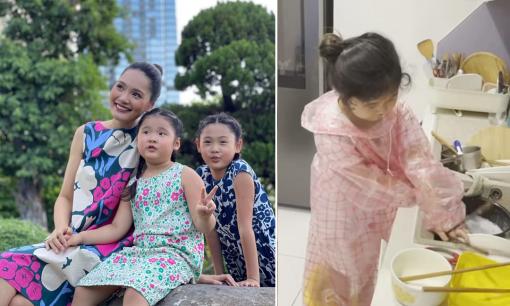 Con gái Hoa hậu Hương Giang gây tò mò vì mặc áo mưa rửa bát giúp mẹ, lý do hóa ra cực dễ thương