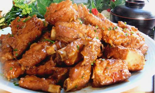 Cách làm sườn kho mắm ruốc, ở khâu sơ chế nguyên liệu đừng quên bước này để khử mùi hôi 