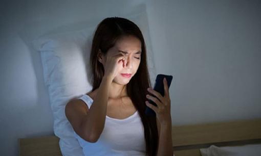 Những người thức khuya và 'nghịch điện thoại', nếu không mắc phải 3 'triệu chứng' này thì gan của bạn khá tốt