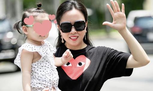 Phượng Chanel lần đầu đăng ảnh chính diện gương mặt ái nữ 