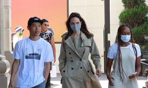 Angelina Jolie bị phàn nàn vì mặc áo khoác giữa thời tiết nóng nực, Pax Thiên được cổ vũ theo nghiệp người mẫu