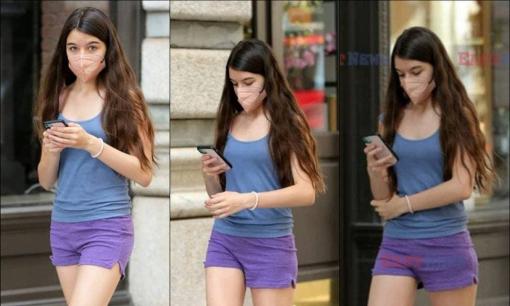 Chỉ mặc quần shorts, đi dép tông thôi Suri cũng đủ hút ánh nhìn nhờ đôi chân dài thừa hưởng từ mẹ