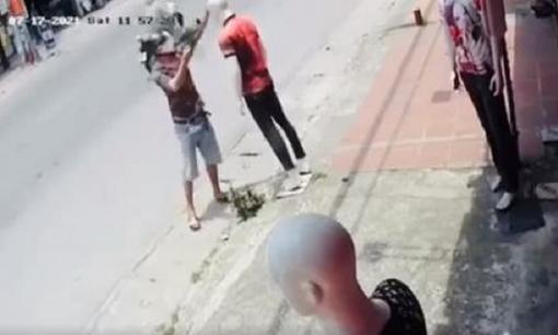 Ăn trộm đồ trên ma mơ canh, thanh niên vẫn bình tĩnh kén chọn, lựa đồ khá kĩ