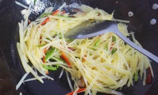 Phải làm sao khi xào khoai tây, các sợi bị dính vào chảo? Hãy ngâm nó đúng cách, nếu không khoai tây sẽ không ngon 