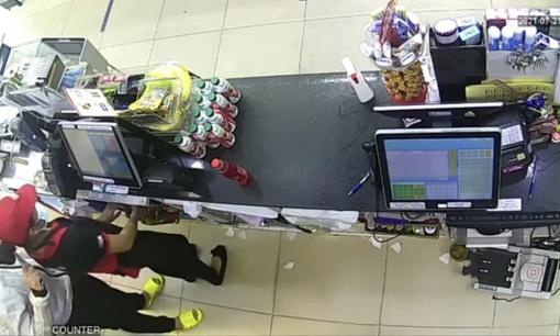 Nữ nhân viên cửa hàng tiện lợi bị kề dao cướp táo tợn giữa ban ngày ở TP.HCM
