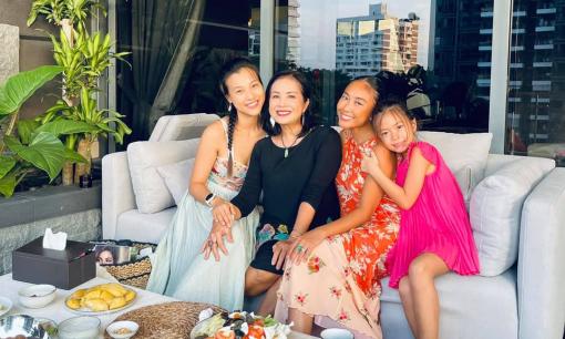 Ca sĩ Đoan Trang mở tiệc mời nghệ sĩ Minh Trang và Hoàng Oanh đến thăm căn hộ mới tại Singapore