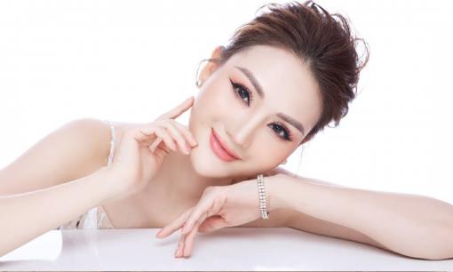 Sao mai Phương Thuý chuyển mình với cương vị giám đốc truyền thông Phoenix Pharma