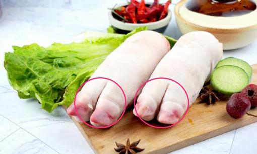 Mua chân giò chỉ chọn những chân to? Đừng ngớ ngẩn, người bán thịt lợn lâu năm chia sẻ 3 tiêu chí chọn chân giò ngon, không ngâm hóa chất tẩy trắng