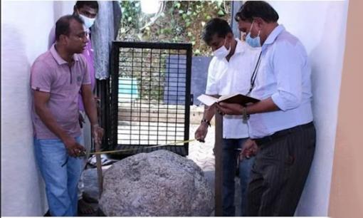 Vô tình phát hiện tảng đá quý sapphire lớn nhất thế giới trị giá hơn 2000 tỷ khi đào giếng ở vườn