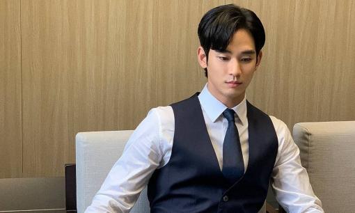 Sau khi bị chê bai gầy rộc, Kim Soo Hyun nhận về cả triệu 'like' nhờ hình ảnh mặc vest cực lịch lãm 