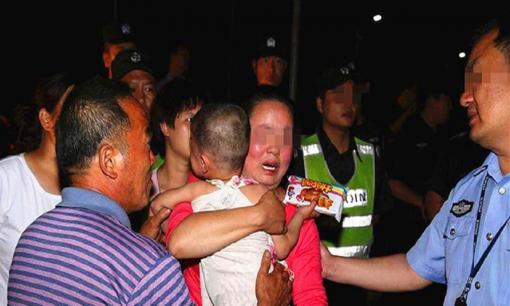 Những kẻ buôn người còn có một 'chiêu trò mới': đưa cháu bé đi sau khi 'hóa trang thần tốc', người nhà thậm chí không nhận ra 