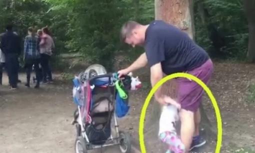 Con gái ôm chân bố không chịu tự đi, bố dùng 'chiêu trò' để khuất phục đứa bé, cư dân mạng: Cao tay thật 