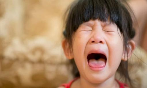 Khi trẻ khóc, mẹ không nên làm hai hành động này, nếu không trẻ sẽ càng cố ý hơn 