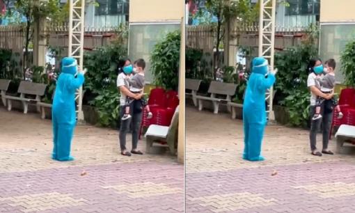 Nữ tình nguyện viên nhận 'mưa' lời khen khi liên tục nhảy nhót dỗ em nhỏ ở điểm tiêm vaccine