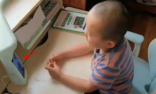 Biết mẹ đang có em bé sau khi tái hôn, con trai 5 tuổi nói một câu khiến người lớn không khỏi xót xa