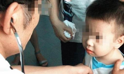 Cậu con trai 3 tuổi luôn miệng nói có người ở trên ban công, bố mẹ không tin, sau khi vào viện khám, mẹ ôm con khóc thảm thiết