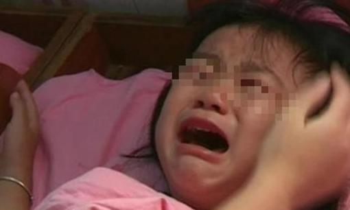 Cháu gái 5 tuổi thường xuyên quấy khóc không rõ nguyên nhân, sau khi bà nội vạch quần áo ra, bà lén gọi điện báo cảnh sát mà không báo cho con trai biết