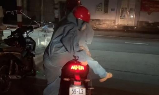 Khoảnh khắc cưng xỉu: Nữ tình nguyện viên chật vật leo lên xe máy mỗi khi phát cơm từ thiện